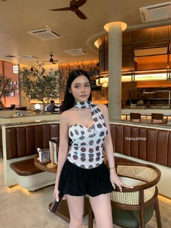 เซท2ชิ้น เสื้อซีทูลายจุดผ้านิ่มใส่สบาย เสริมฟองน้ำ มาคู่กับกางเกงบอลลูน ดีไซน์ชุดหรูหรา น่ารัก แถมคัตติ้งก็เป๊ะปัง สาวกสาวเวียดนามห้ามพลาดจ้า Size : freesize อก30–36เอว 24”-30สพ-34-40 🏷️ Thanyathep 1Color :ตามรุป